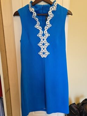 Size 8 Vince Camuto Sleeveless Blue Shift Dress With Applique